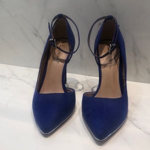 Pointed-Toe Blue Heel